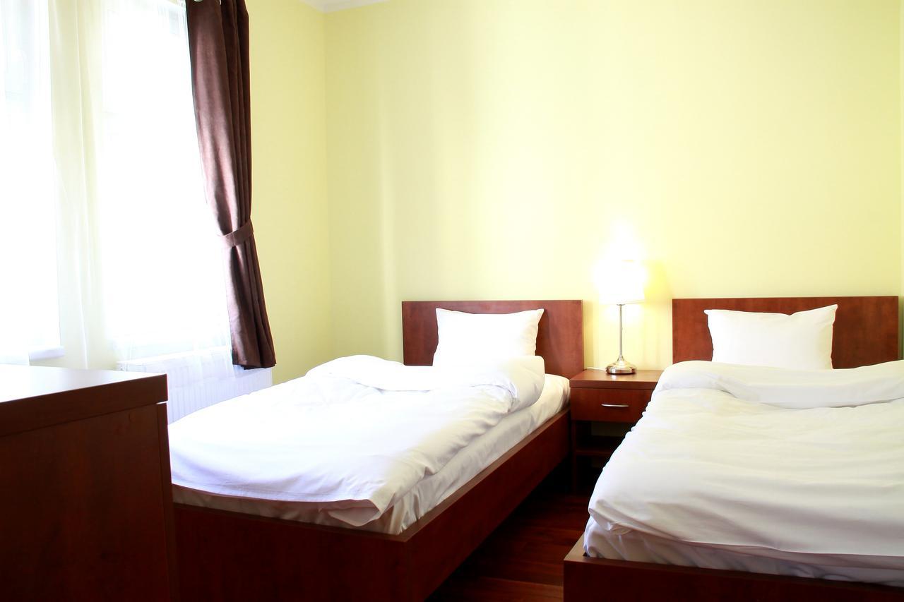 Hotel Vera ヤーヒモフ エクステリア 写真