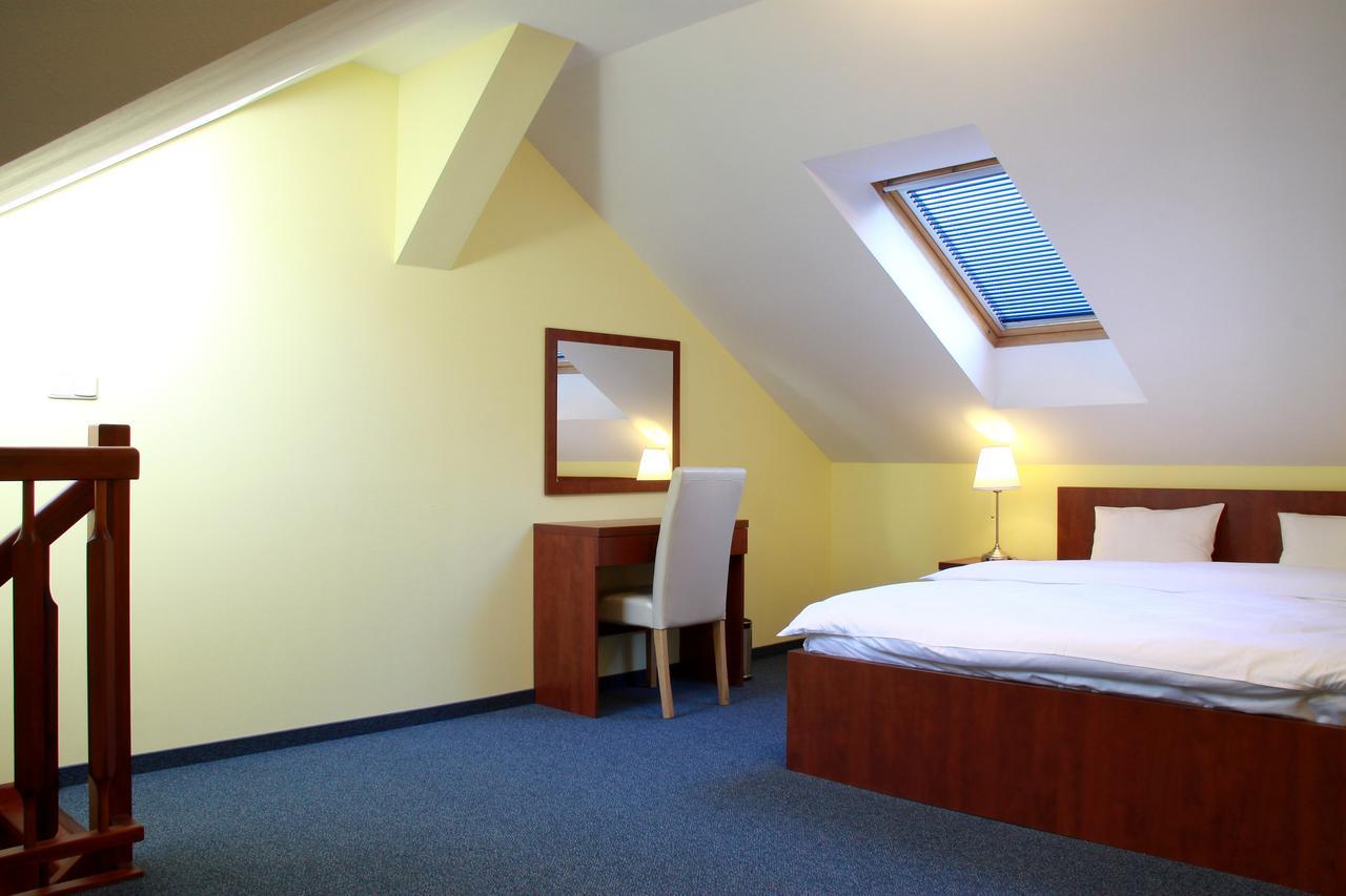 Hotel Vera ヤーヒモフ エクステリア 写真