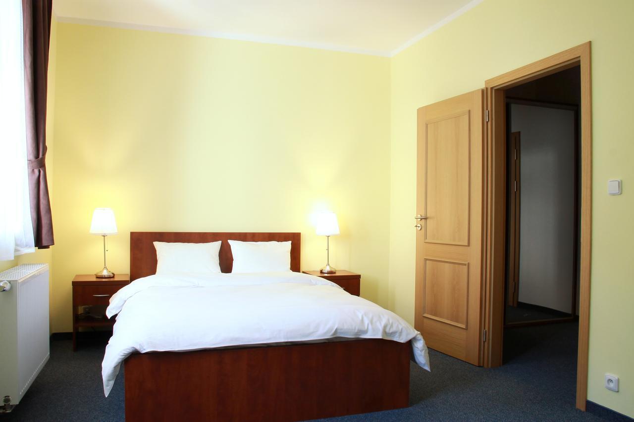 Hotel Vera ヤーヒモフ エクステリア 写真